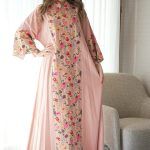 جلابيه وردي خليجيه بلياقه مطرزه بورود ملونه من امام و خلف