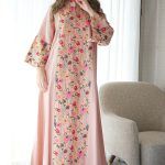 ⁦جلابيه وردي خليجيه بلياقه مطرزه بورود ملونه من امام و خلف⁩ - الصورة ⁦4⁩