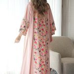 ⁦جلابيه وردي خليجيه بلياقه مطرزه بورود ملونه من امام و خلف⁩ - الصورة ⁦5⁩