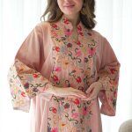⁦جلابيه وردي خليجيه بلياقه مطرزه بورود ملونه من امام و خلف⁩ - الصورة ⁦7⁩