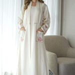 جلابية ابيض لنن قطعتين مشجره بشك و ترتر من اجناب