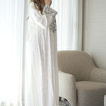 جلابيه ابيض بفصوص ورورد من صدر