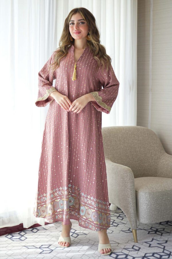 ⁦جلابيه وردي خليجيه بترتر و لياقه⁩ - الصورة ⁦5⁩