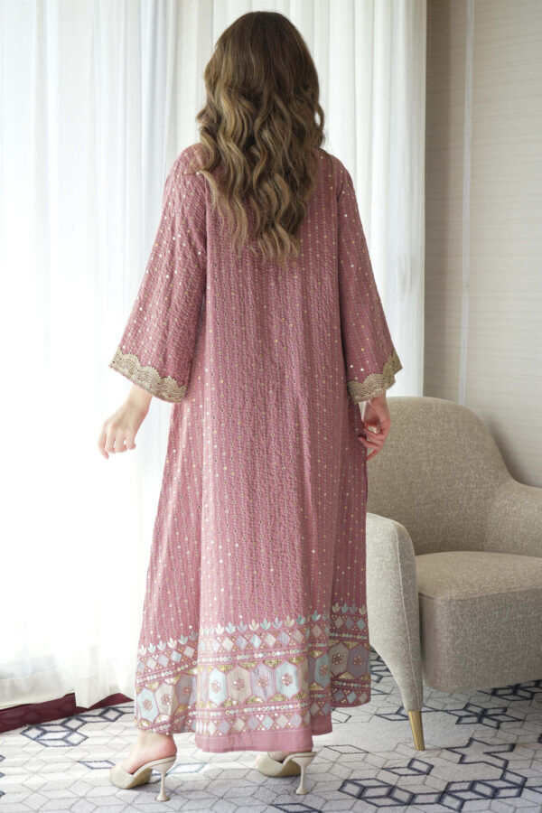 ⁦جلابيه وردي خليجيه بترتر و لياقه⁩ - الصورة ⁦2⁩