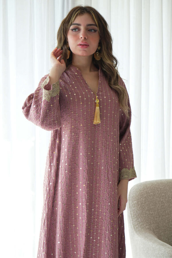 ⁦جلابيه وردي خليجيه بترتر و لياقه⁩ - الصورة ⁦3⁩