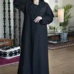 ⁦عباية بليزر اسود بتطريز شك اسود من جانب العلوى⁩ - الصورة ⁦4⁩