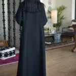 ⁦عباية بليزر اسود بتطريز شك اسود من جانب العلوى⁩ - الصورة ⁦6⁩