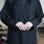 ⁦عباية بليزر اسود بتطريز شك اسود من جانب العلوى⁩ - الصورة ⁦2⁩