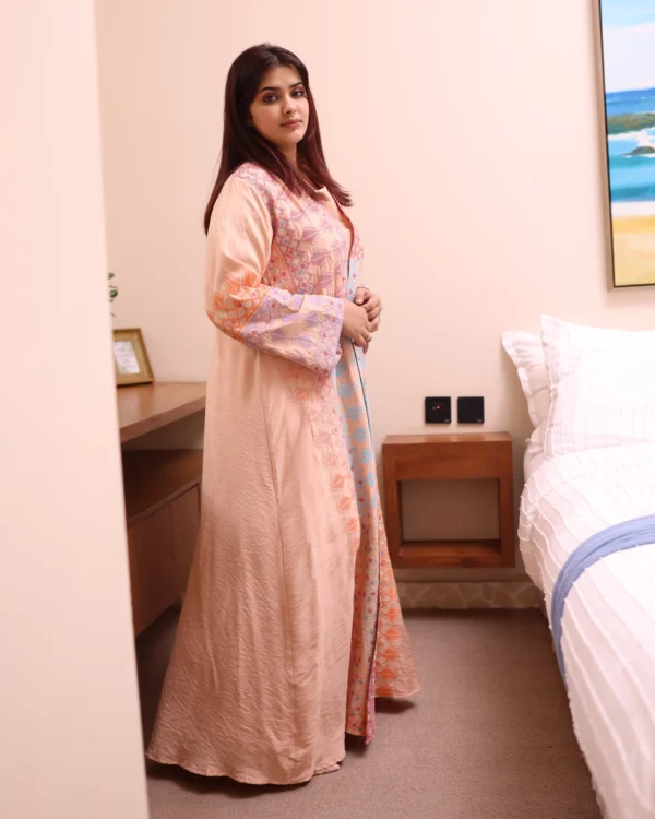 ⁦جلابية خربزي خليجية قطعتين مشجره بشك و دقات ملونة⁩ - الصورة ⁦3⁩