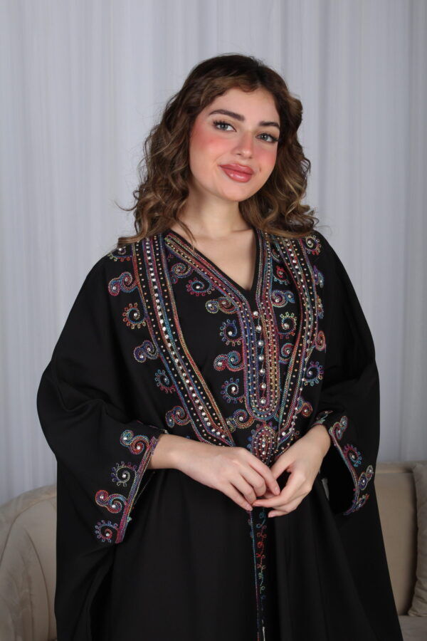 ⁦جلابية اسود ملكي قطعتين بتطريز دقات ملونة من الأمام و اكمام⁩ - الصورة ⁦3⁩