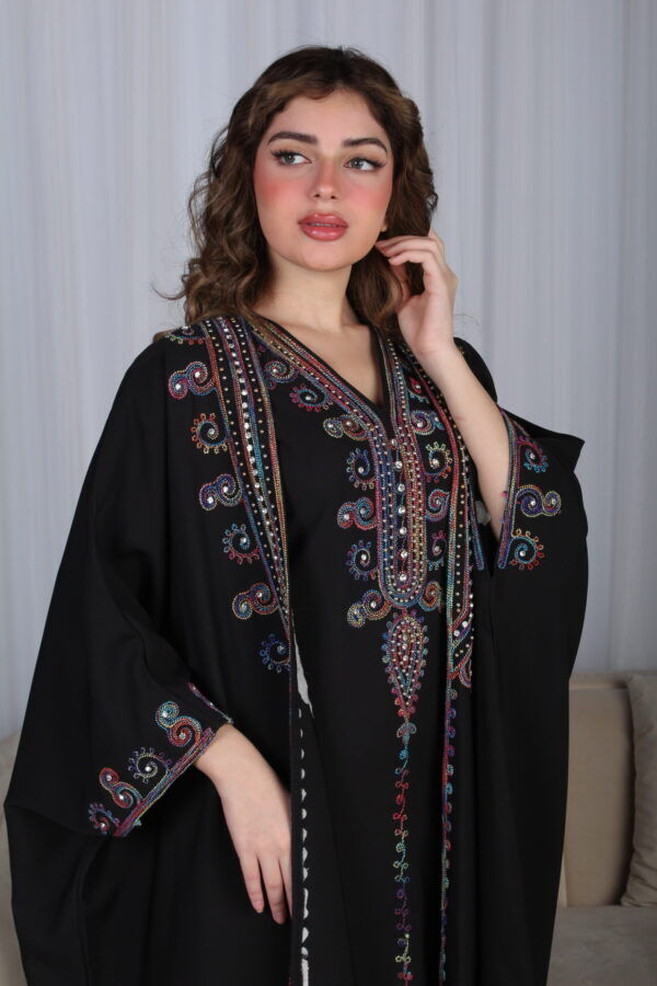 ⁦جلابية اسود ملكي قطعتين بتطريز دقات ملونة من الأمام و اكمام⁩ - الصورة ⁦2⁩