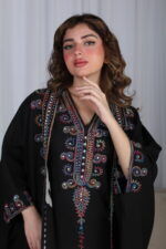 ⁦جلابية اسود ملكي قطعتين بتطريز دقات ملونة من الأمام و اكمام⁩ - الصورة ⁦6⁩