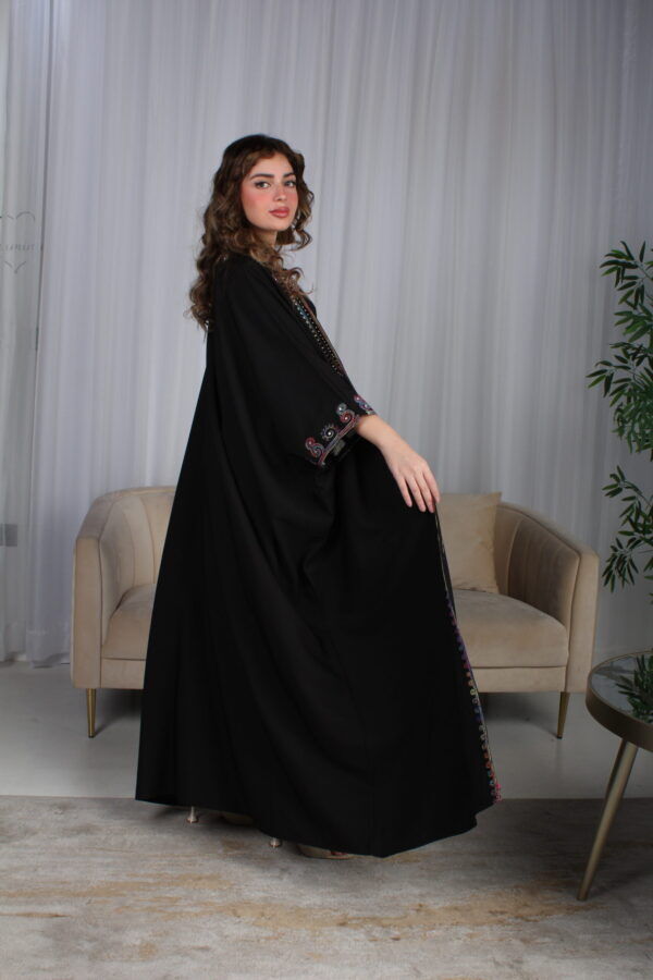 ⁦جلابية اسود ملكي قطعتين بتطريز دقات ملونة من الأمام و اكمام⁩ - الصورة ⁦5⁩