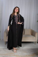 ⁦جلابية اسود ملكي قطعتين بتطريز دقات ملونة من الأمام و اكمام⁩ - الصورة ⁦11⁩