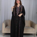 جلابية اسود ملكي قطعتين بتطريز دقات ملونة من الأمام و اكمام