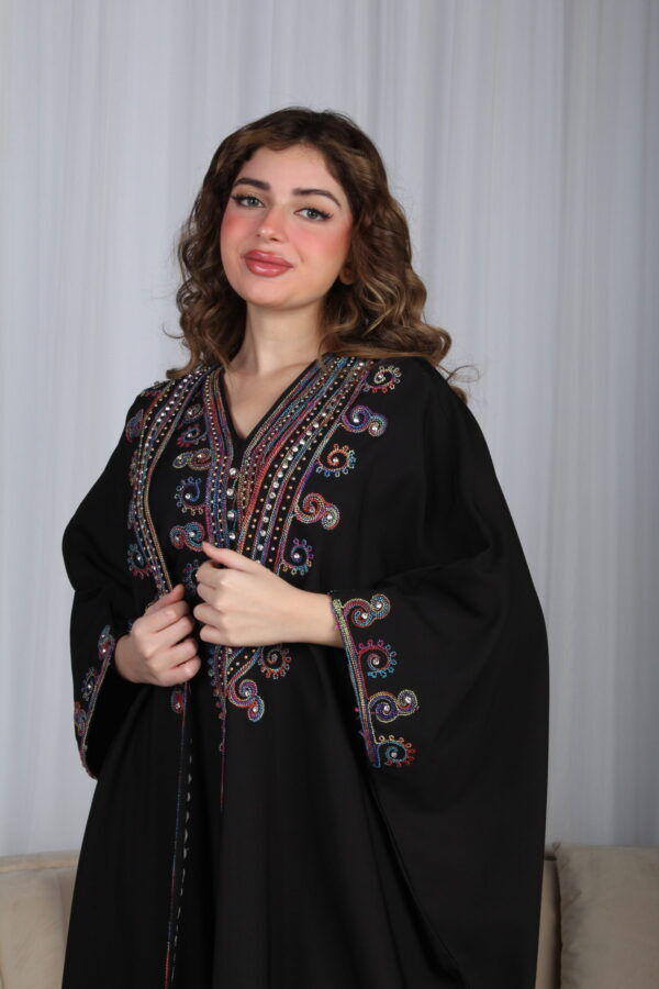 ⁦جلابية اسود ملكي قطعتين بتطريز دقات ملونة من الأمام و اكمام⁩ - الصورة ⁦7⁩