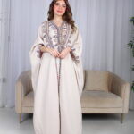 ⁦جلابية بيج ملكي قطعتين بتطريز دقات ملونة من الأمام و اكمام⁩ - الصورة ⁦15⁩