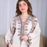 ⁦جلابية بيج ملكي قطعتين بتطريز دقات ملونة من الأمام و اكمام⁩ - الصورة ⁦7⁩