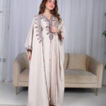 ⁦جلابية بيج ملكي قطعتين بتطريز دقات ملونة من الأمام و اكمام⁩ - الصورة ⁦14⁩