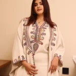 ⁦جلابية بيج ملكي قطعتين بتطريز دقات ملونة من الأمام و اكمام⁩ - الصورة ⁦4⁩