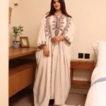 جلابية بيج ملكي قطعتين بتطريز دقات ملونة من الأمام و اكمام