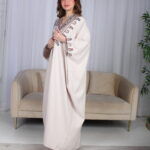 ⁦جلابية بيج ملكي قطعتين بتطريز دقات ملونة من الأمام و اكمام⁩ - الصورة ⁦12⁩