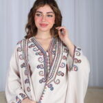 ⁦جلابية بيج ملكي قطعتين بتطريز دقات ملونة من الأمام و اكمام⁩ - الصورة ⁦11⁩