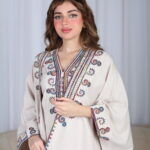 ⁦جلابية بيج ملكي قطعتين بتطريز دقات ملونة من الأمام و اكمام⁩ - الصورة ⁦10⁩