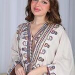 ⁦جلابية بيج ملكي قطعتين بتطريز دقات ملونة من الأمام و اكمام⁩ - الصورة ⁦9⁩