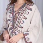 ⁦جلابية بيج ملكي قطعتين بتطريز دقات ملونة من الأمام و اكمام⁩ - الصورة ⁦8⁩