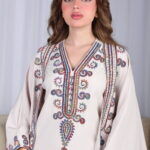 ⁦جلابية بيج ملكي قطعتين بتطريز دقات ملونة من الأمام و اكمام⁩ - الصورة ⁦5⁩