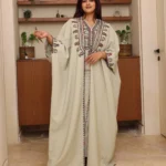 جلابية تيفاني ملكي قطعتين بتطريز دقات ملونة من الأمام و اكمام