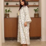 ⁦جلابية بياقة تركواز بترتر وتطريز كامل بورود⁩ - الصورة ⁦4⁩