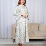 ⁦جلابية بياقة تركواز بترتر وتطريز كامل بورود⁩ - الصورة ⁦8⁩