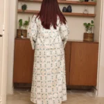 ⁦جلابية بياقة تركواز بترتر وتطريز كامل بورود⁩ - الصورة ⁦2⁩