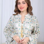 ⁦جلابية بياقة تركواز بترتر وتطريز كامل بورود⁩ - الصورة ⁦10⁩