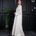 ⁦جلابية ابيض موردة بورود تركواز⁩ - الصورة ⁦6⁩