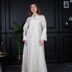 ⁦جلابية ابيض موردة بورود تركواز⁩ - الصورة ⁦4⁩