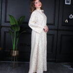 ⁦جلابية ابيض موردة بورود تركواز⁩ - الصورة ⁦2⁩