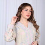 ⁦جلابية بيج مطرزة بوردي و رصاصي بدقاق مخفية⁩ - الصورة ⁦2⁩