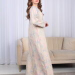 ⁦جلابية بيج مطرزة بوردي و رصاصي بدقاق مخفية⁩ - الصورة ⁦3⁩