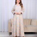 ⁦جلابية بيج مطرزة بوردي و رصاصي بدقاق مخفية⁩ - الصورة ⁦5⁩