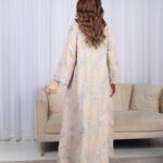 ⁦جلابية بيج مطرزة بوردي و رصاصي بدقاق مخفية⁩ - الصورة ⁦6⁩