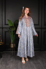 ⁦جلابية سماوي بتطريز دقات ملونة من الأمام و قماش لفتة⁩ - الصورة ⁦16⁩