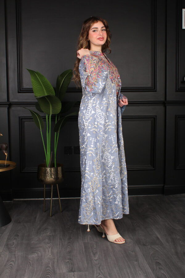 ⁦جلابية سماوي بتطريز دقات ملونة من الأمام و قماش لفتة⁩ - الصورة ⁦3⁩