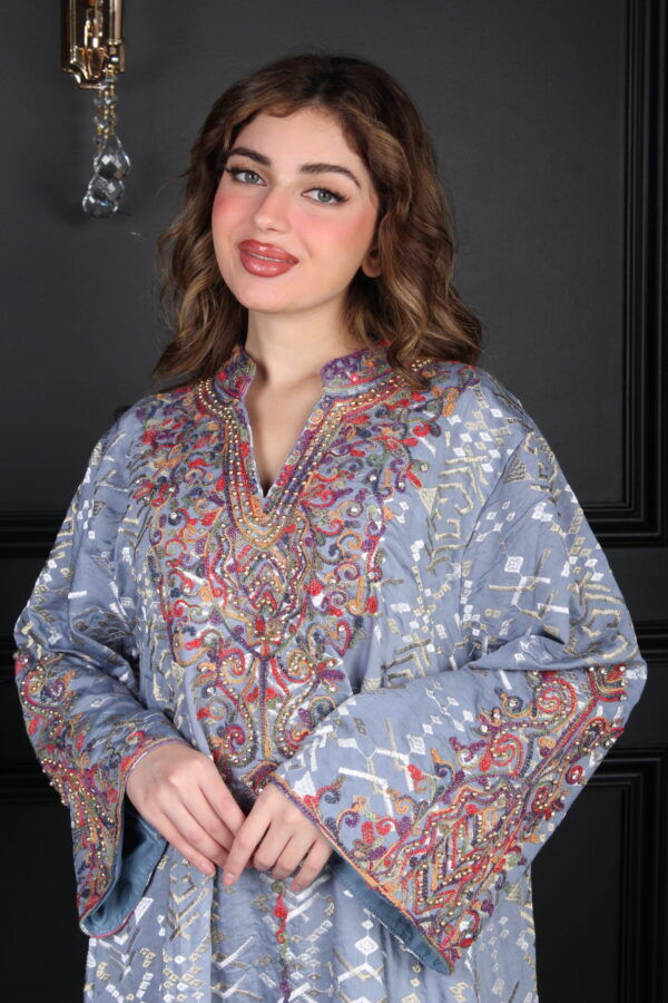 ⁦جلابية سماوي بتطريز دقات ملونة من الأمام و قماش لفتة⁩ - الصورة ⁦11⁩