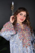 ⁦جلابية سماوي بتطريز دقات ملونة من الأمام و قماش لفتة⁩ - الصورة ⁦10⁩