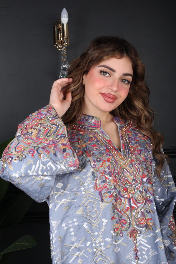 ⁦جلابية سماوي بتطريز دقات ملونة من الأمام و قماش لفتة⁩ - الصورة ⁦10⁩