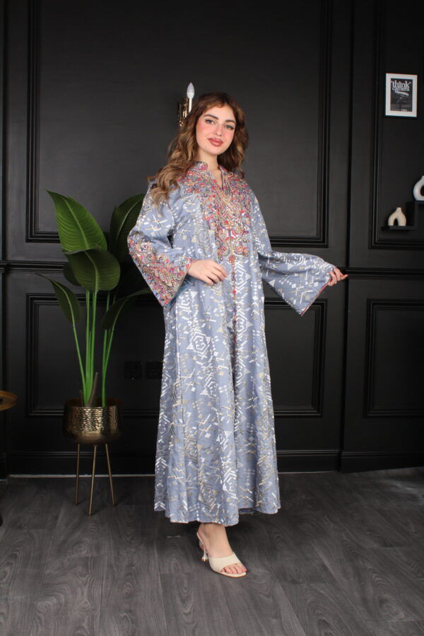 ⁦جلابية سماوي بتطريز دقات ملونة من الأمام و قماش لفتة⁩ - الصورة ⁦7⁩