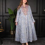 جلابية سماوي بتطريز دقات ملونة من الأمام و قماش لفتة